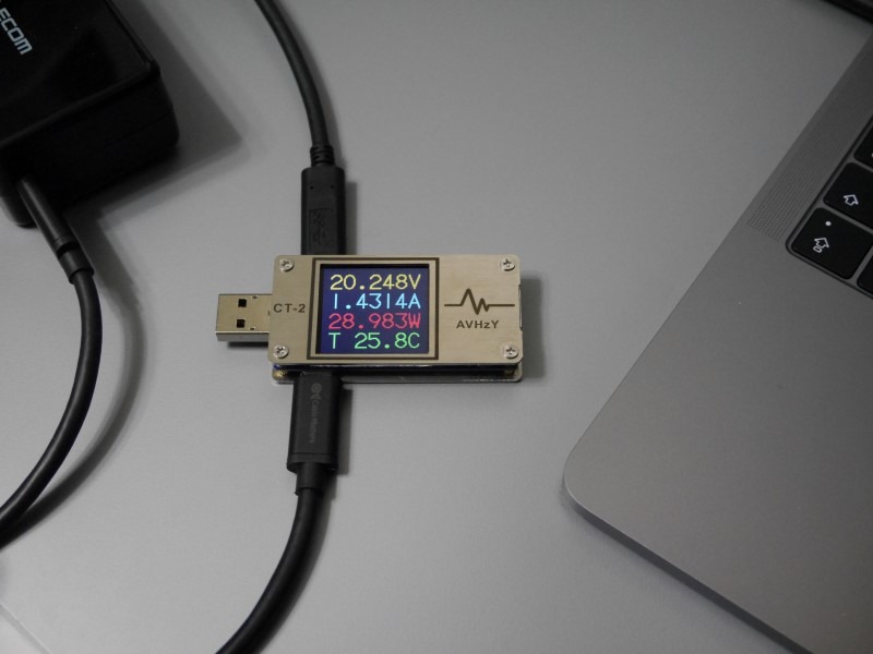 エレコム「MPA-ACCP01BK」(最大30W)で測定中。28W前後(20V/1.4A)の値を示している