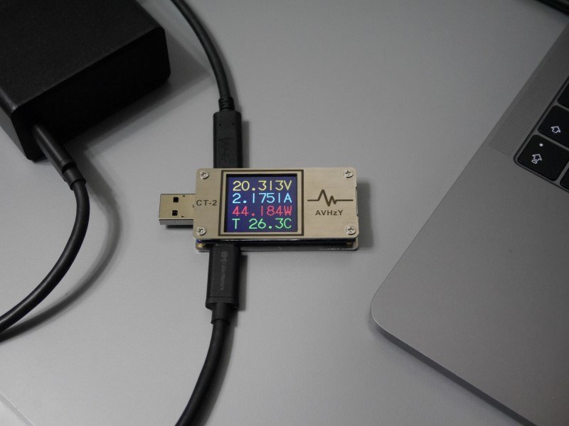 サンワサプライ「ACA-PD58BK」(最大45W)で測定中。35W前後(20V/1.7A)の値を示している