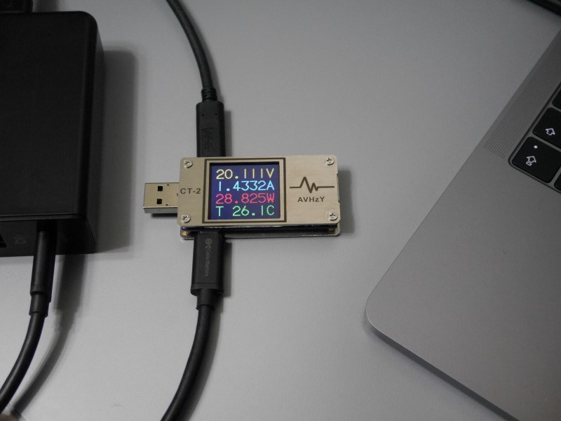 Anker「PowerPort+ 5 USB-C Power Delivery」(最大30W)で測定中。28W前後(20V/1.4A)の値を示している