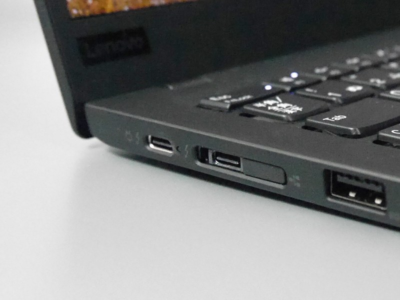 本体左側面にUSB3.1 Type-C(Thunderbolt3)×2ポートを搭載する
