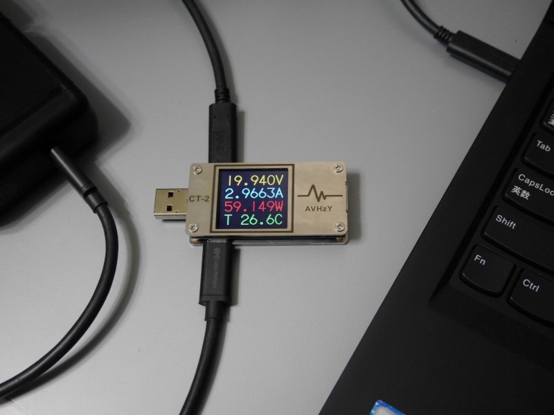 ゴッパ「E00650A1CBLKUS」(最大65W)で測定中。59W前後(20V/2.9A)の値を示している