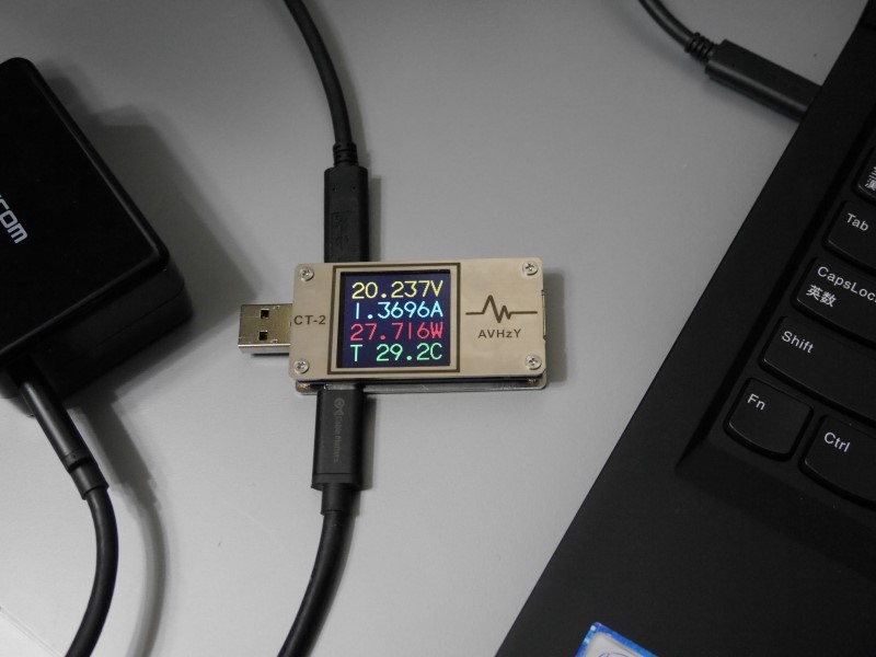 エレコム「MPA-ACCP01BK」(最大30W)で測定中。28W前後(20V/1.3A)の値を示している