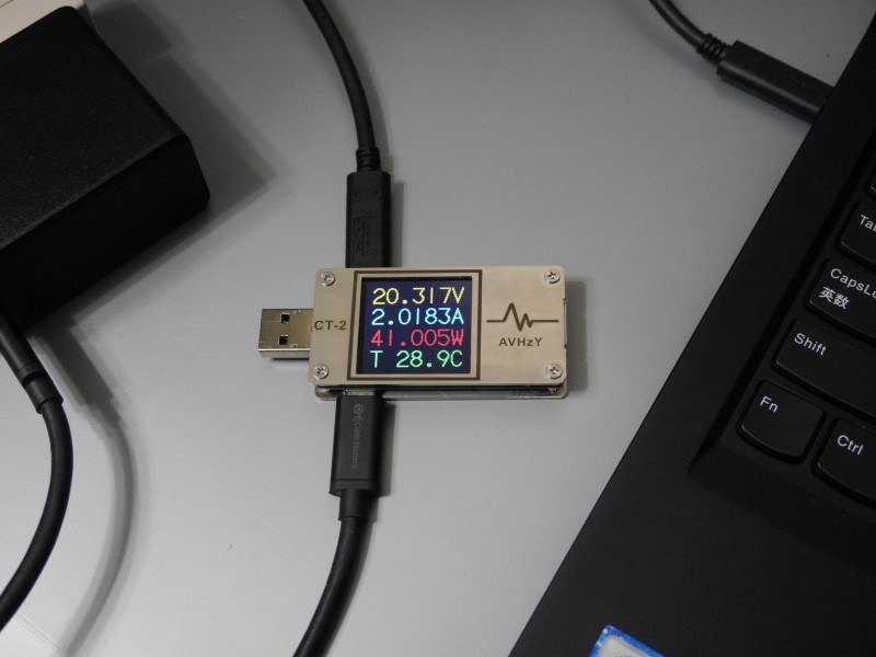 サンワサプライ「ACA-PD58BK」(最大45W)で測定中。40W前後(20V/2.0A)の値を示している