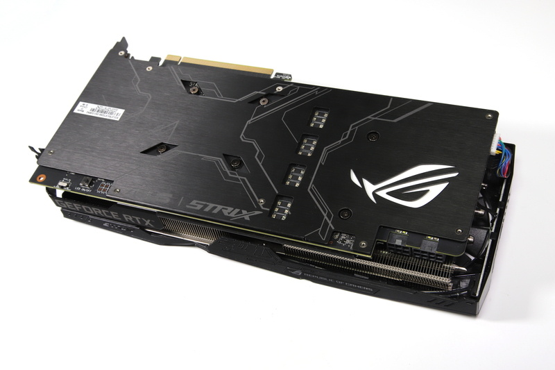 基板裏面には金属製バックプレートを搭載。ROGロゴにはRGB LEDが組み込まれている