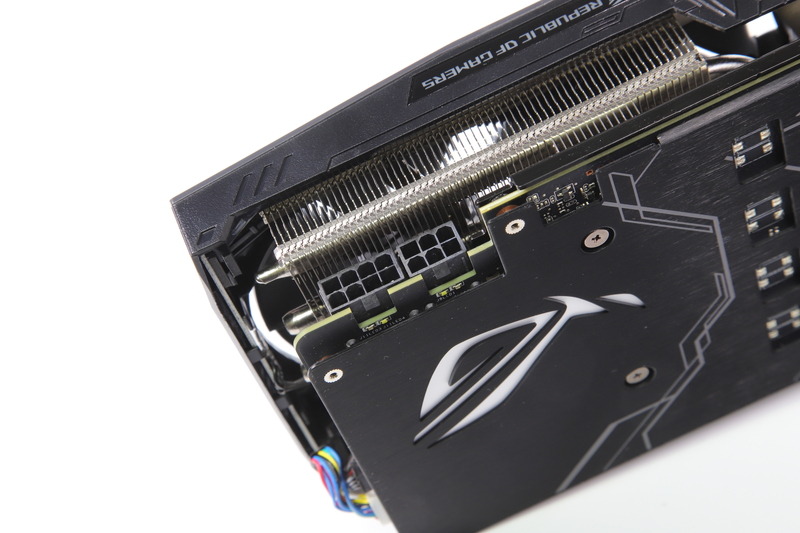 カード後方の上部に補助電源コネクタを備える。構成は8ピン+6ピンの2系統