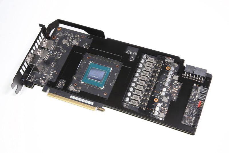 VRAMの放熱板を兼ねた強化フレームを装備。バックプレートとの組み合わせにより基板のゆがみやねじれを防いでいる