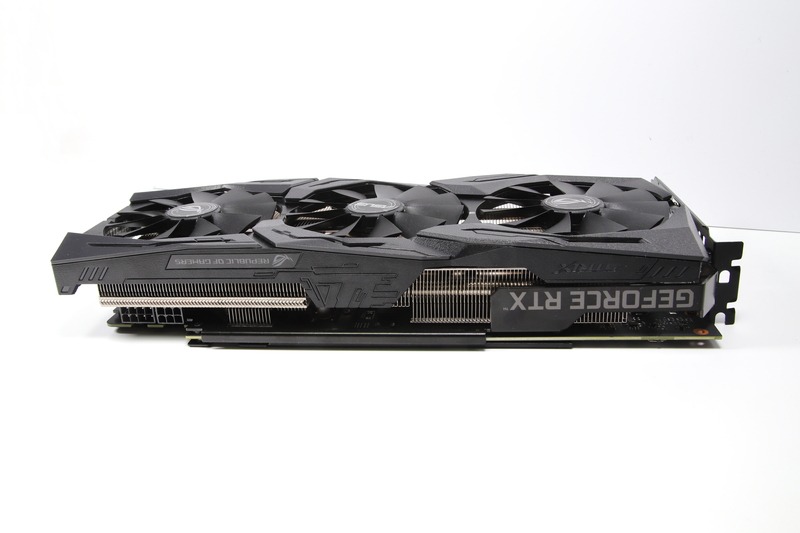 GPUクーラーは約3スロットを占有する大型のものを採用している。