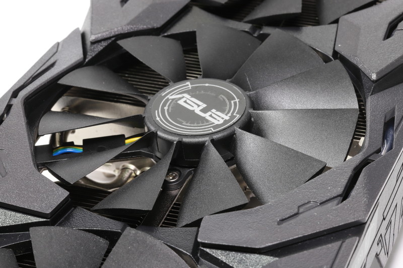 独自形状の「ウイングブレードファン」仕様の冷却ファン。IP5X準拠の防塵性を備えている。