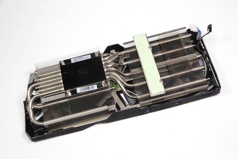 6本のヒートパイプを搭載した2ブロックタイプのヒートシンク。GPUのほか、電源回路の発熱も放熱する。
