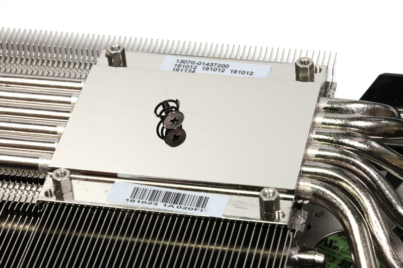 GPUに接するベースプレート。MaxContactテクノロジーによる精密機械加工で鏡面に仕上げられている。