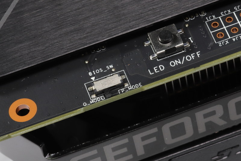 BIOS切り替えスイッチ。セミファンレス機能が利用できる静粛性重視の「Q-Mode」と、冷却ファンを常時稼働させる冷却重視の「P-Mode」を切り替え可能