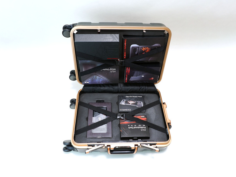 なかを開くと、ROG Phone、5つのアクセサリ、ROG Phone専用ケースが収められていた