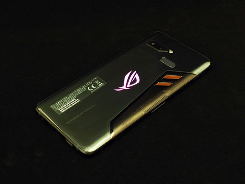Hothotレビュー】6型スマホ「ROG Phone」の“合体アクセサリ”でPC