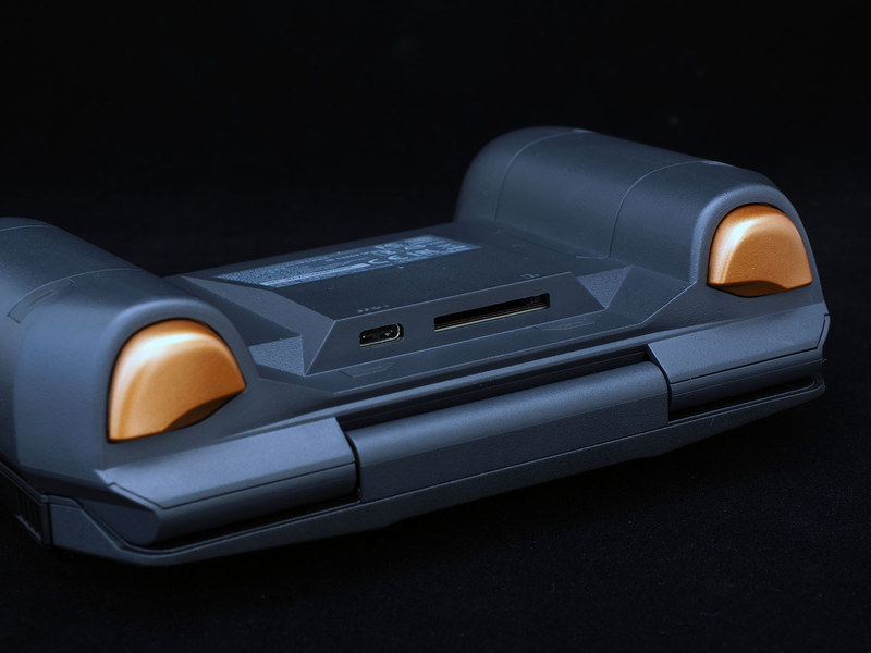 左右のグリップには追加ボタン。その間の部分に充電用のUSB Type-C、SDカードスロットがある