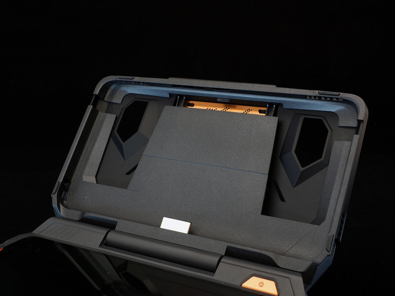 ホルダー部分は引き出し式に伸縮するので、この状態でROG Phone本体をはめ込む