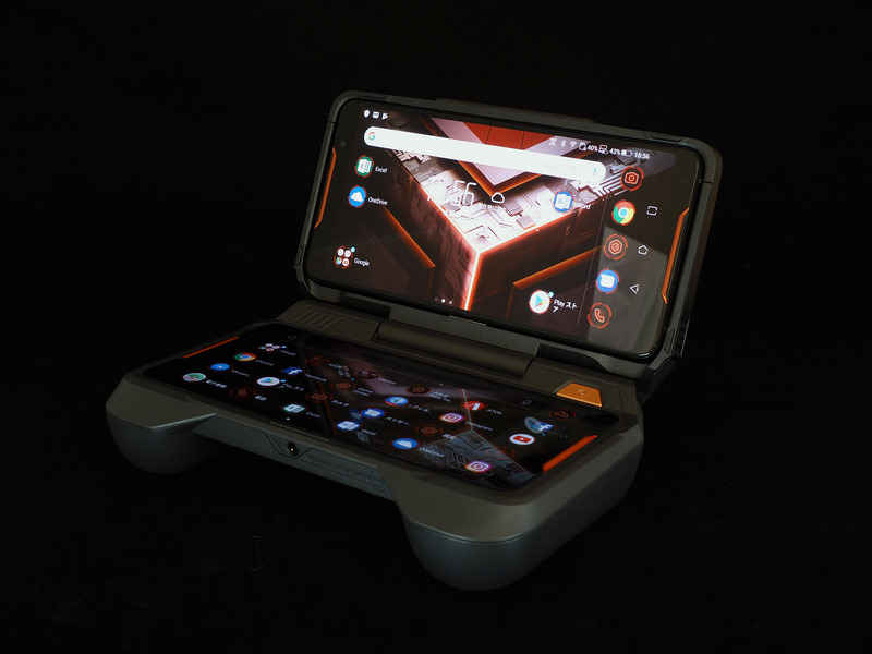 筆者が2画面タッチ対応端末にふれたのはこれが初めてだが、本当に2台のスマートフォンを操作しているイメージ