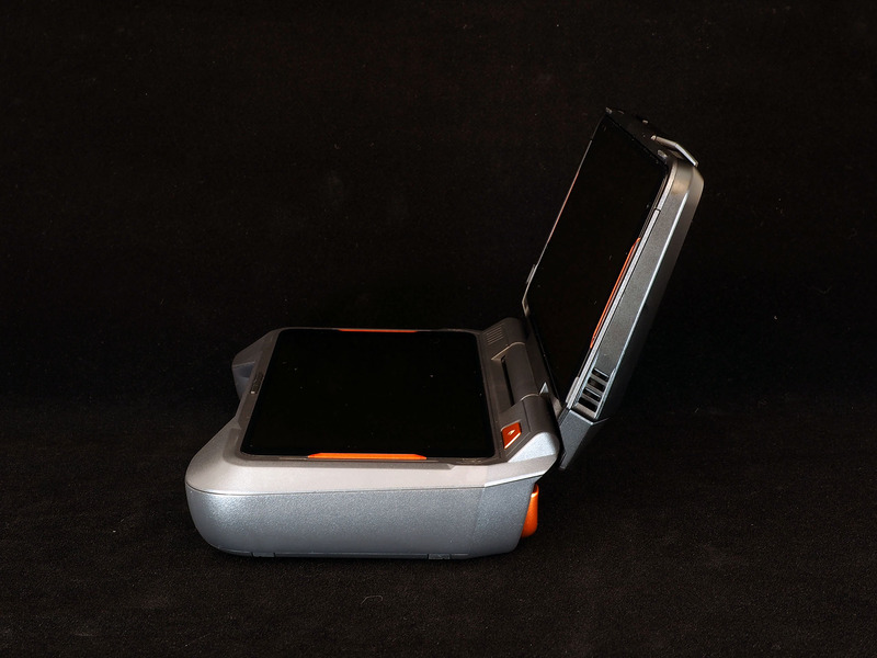 TwinViewが自立可能な最大角はこのくらい。広いテーブル上ならまずまずな角度だが、せまいスペースだと少しキビシイ。ただ、視野角のIPSパネルに助けられるところはある