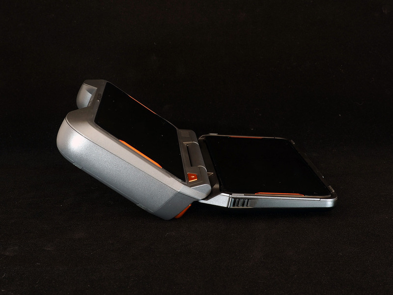 TwinViewを最大角まで開いたところ。残念ながら180度までは開かない。そしてこの状態で机に置くと、本体側の重みで倒れてしまう。この角度はグリップ時専用だ