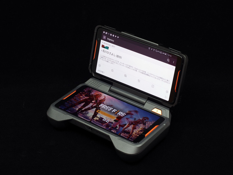 電車移動中など息抜きのさいには、上の画面のビジネスチャットで業務連絡を確認しつつ、下の画面でゲームを楽しむ、そんな活用法がいい感じ