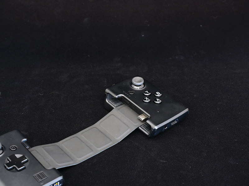 「Gamevice for ROG Phone」はスティックやボタンでゲーム操作が快適になるアクセサリ。ゲームでは有効だが非ゲーム用途は難しいか……