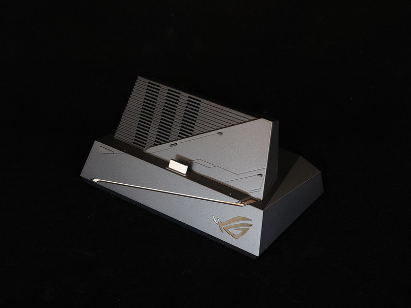 「Mobile Desktop Dock」はスタンド付きで端子の種類・数も豊富。大きいので据え置き用途が向いている