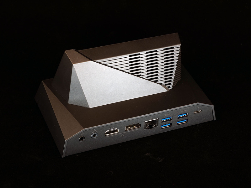 「Mobile Desktop Dock」はスタンド付きで端子の種類・数も豊富。大きいので据え置き用途が向いている