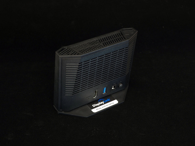 「WiGig Display Dock」はワイヤレス接続できるドック。IEEE 802.11ad接続で遅延がほとんどないところがChromecastなどのワイヤレス接続よりも快適だ。注意点はACアダプタを必要とするところ