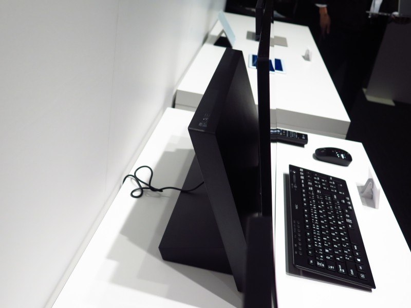 本体と液晶を分離したデザインで薄く見える