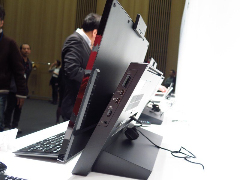 本体と液晶を分離したデザインで薄く見える