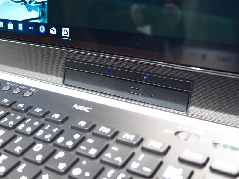 光学ドライブはフロントローディングだ