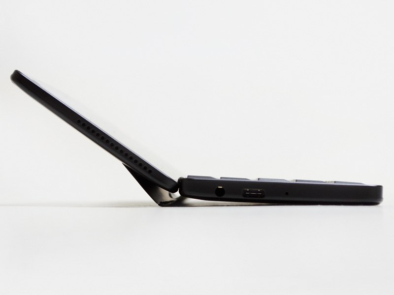 横から。ヒンジの部分が弧を描きうまくバランスしているのがわかる。角度は固定