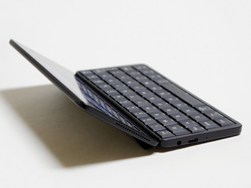 左側面。3.5mmヘッドフォンジャック、Type-C(充電兼)、マイク。パネルフチのスリットはスピーカーL