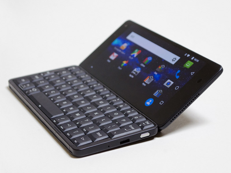 右。スマートボタン、Type-C(HDMI出力兼)、マイク。パネルフチのスリットはスピーカーR