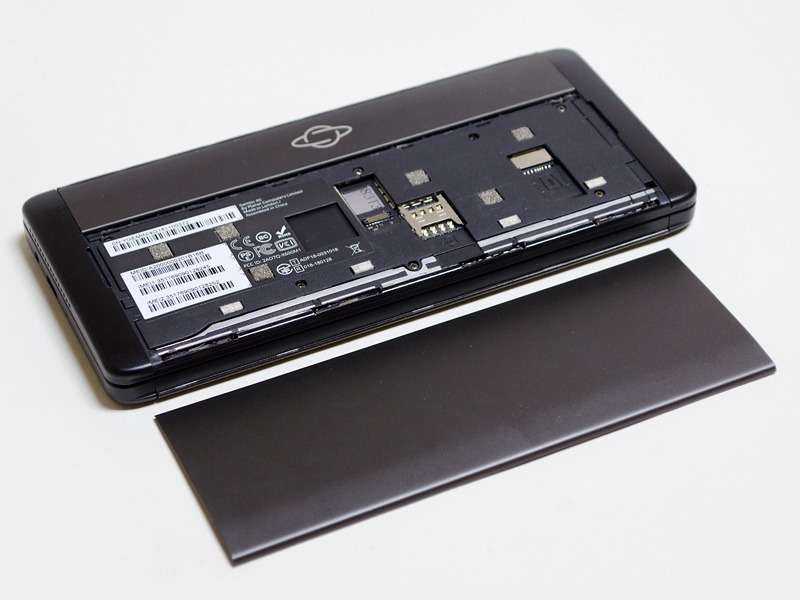 パネルを開けたところ。中央付近が背面カメラ用スペース、その横がMicro SIMスロット、右側がmicroSDカードスロット