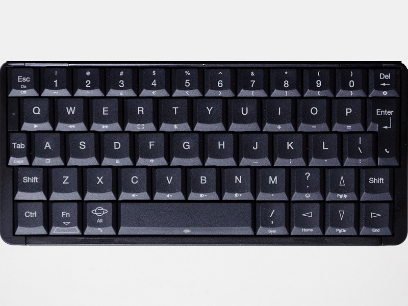 QWERTY配列のメンブレンキーボードを採用。[Fn]キーとのコンビネーションでキー手前側面の刻印となる