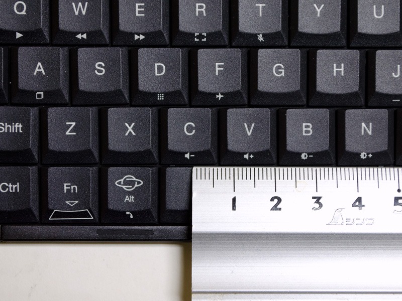 キーピッチは実測で約14mm