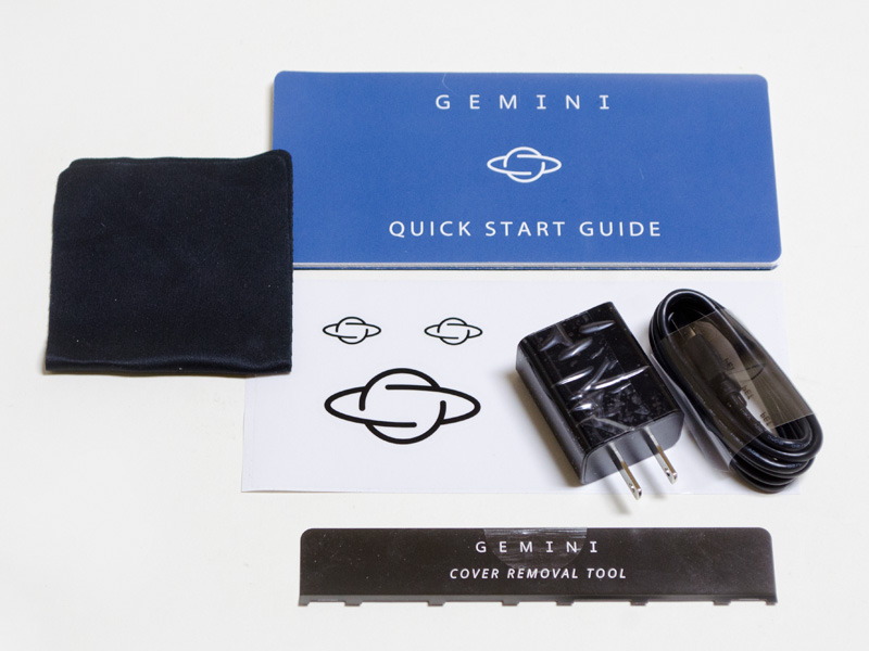 付属品。マイクロファイバークロス、クイックスタートガイド、ステッカー、ACアダプタ(出力5V/2A、約45×35×25mm(幅×奥行き×高さ)/重量35g)、充電用Type-Cケーブル、COVER REMOVAL TOOL