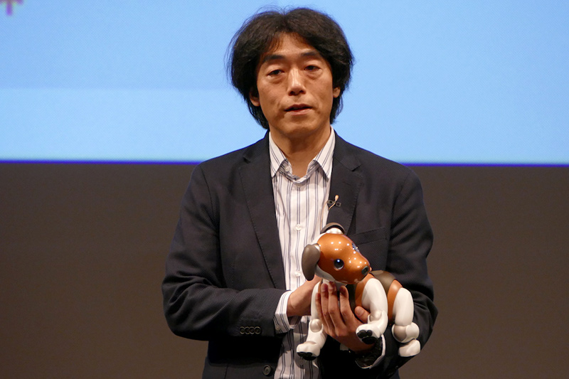 チョコエディションを抱くソニー株式会社執行役員 AIロボティクスビジネス担当 川西泉氏