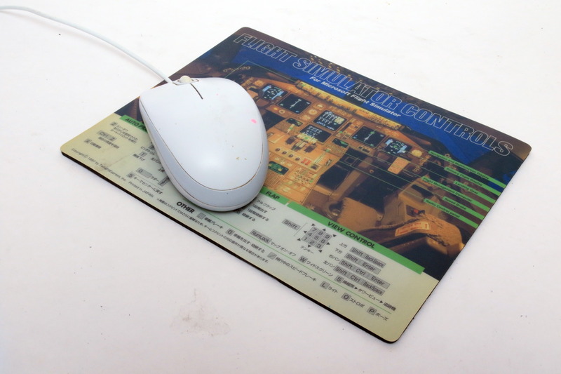 マウスとマウスパッドは経年劣化っつーか汚れで動きがにぶくなります