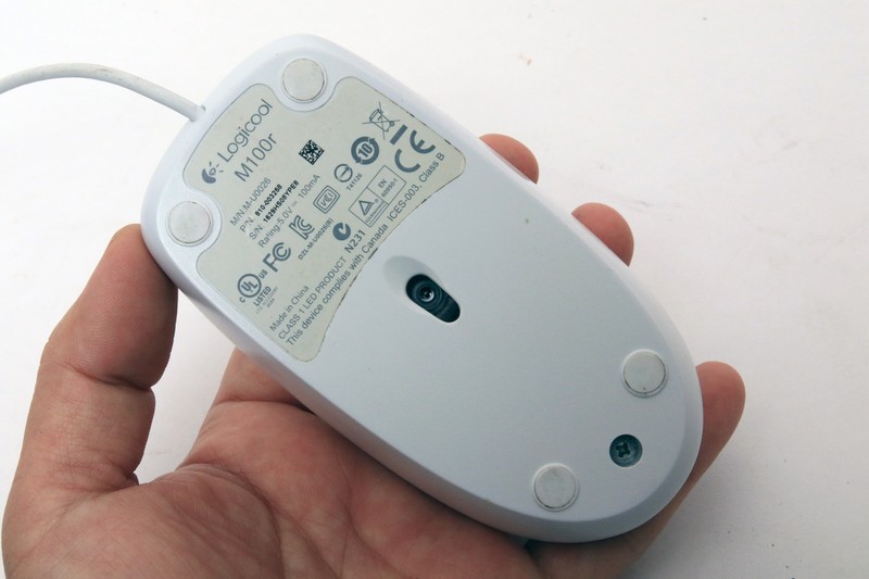 マウスによって裏についているツルツルソールのかたちや厚みが違う