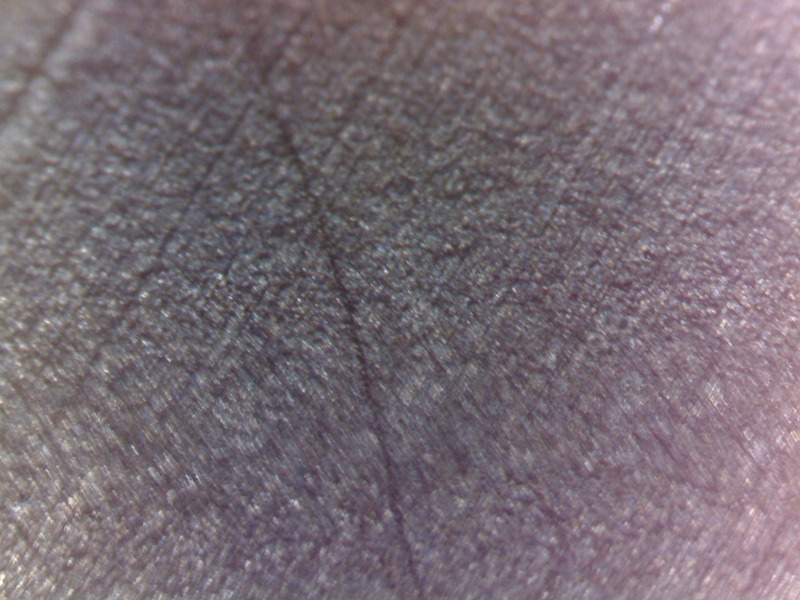 新品のマウスについているフッ素樹脂製ソールの顕微鏡写真。微妙なおうとつがついていて、これでさらに滑りやすくなっている