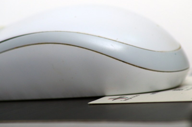 マウスとマウスパッドの距離が変わってしまうと、レーザーの焦点が合わなくなり、使いものにならなくなる