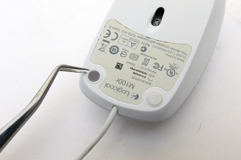 ピンセットなどでキレイに貼る