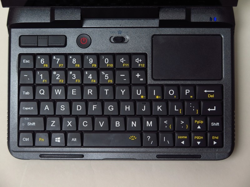 キー配列は悪くない印象だ。タッチパッドを右奥に配した関係で、数字キーが左に寄って2段となっている