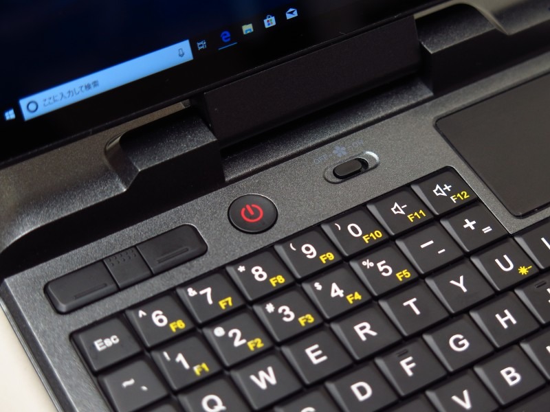 左と右、そしてセンタークリックボタンも備え、左手で操作できる