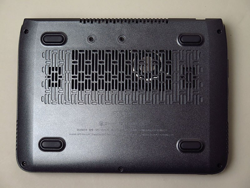 本体底面の28%を通風孔が占め、放熱性を高めている