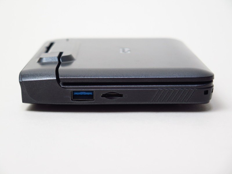 左側面にはUSB 3.0とmicroSDカードスロット
