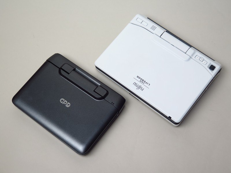 富士通のLOOX U50WN(写真は同等の法人向けLIFEBOOK U)に似たフォルムだが、二回りほど小さい