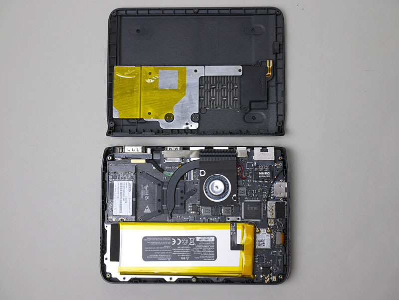 ネジと爪を外せば内部にアクセスできる