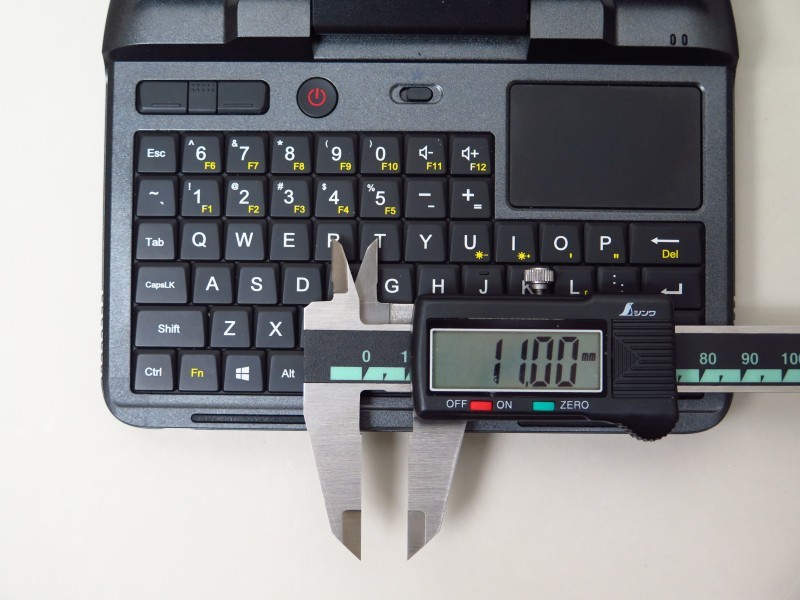 キーピッチは実測約11mmで、親指以外のタッチタイピングは難しい